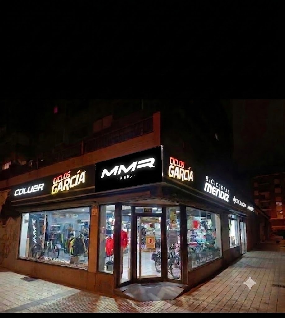 Fachada de Ciclos García por la noche