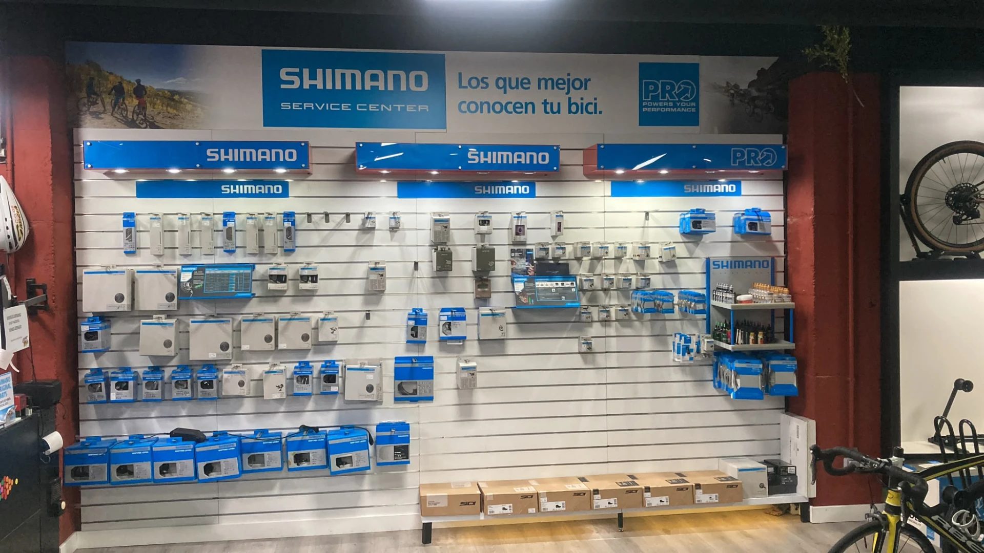 Interior real del taller Shimano Service Center de Ciclos García